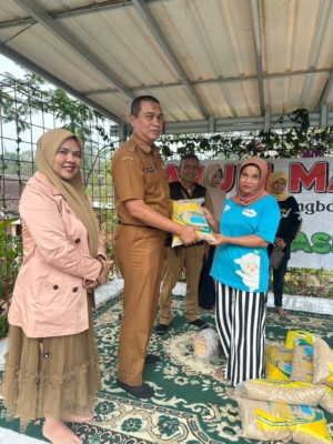 Distan Garut Salurkan Bantuan Benih Padi untuk Petani Bayongbong Terdampak Kekeringan