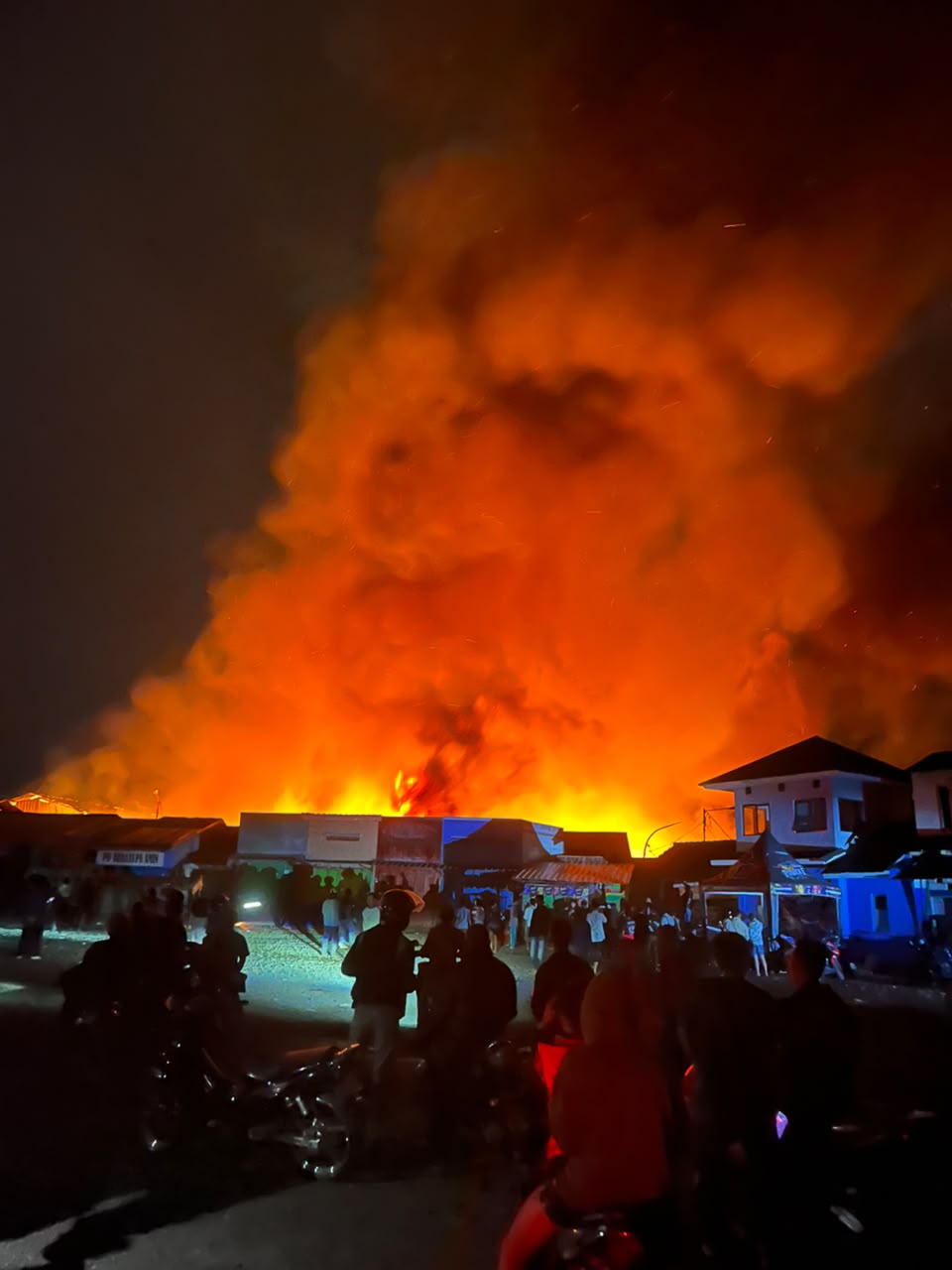 Malam Mencekam di Pasar Andir Bayongbong, Puluhan Kios Dilalap Api, Penyebab Diburu Polisi