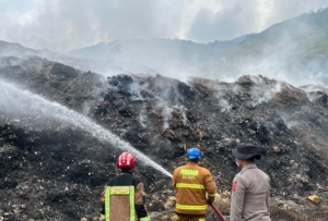 Asap Kebakaran TPA Pasir Bajing Belum Tuntas, Polres Garut Kerahkan Tim Gabungan dan Alat Berat