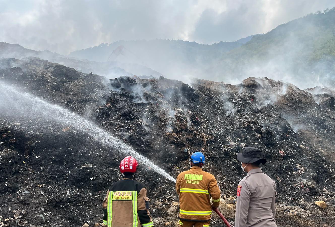 Asap Kebakaran TPA Pasir Bajing Belum Tuntas, Polres Garut Kerahkan Tim Gabungan dan Alat Berat
